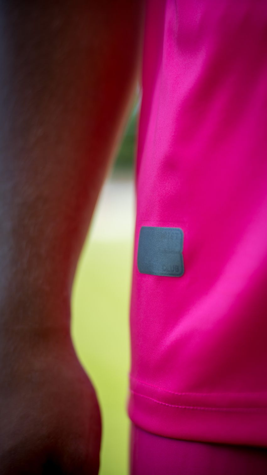 Ein Detailfoto des Authentic Labels auf dem pinken Torwarttrikot für die Saison 2025/26. Es schimmert silbern und zeigt je nach Blickwinkel 3 unterschiedliche Motive.