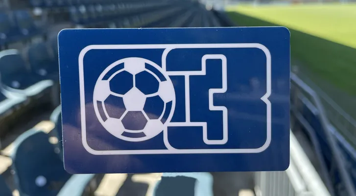 Mit der Dauerkarte auf die Sitzplatztribüne