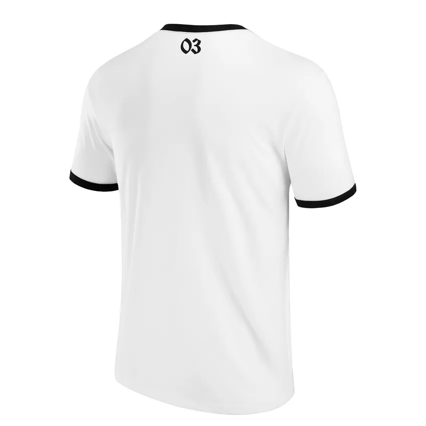 Hier ist das weiße Shirt von Lonsdale abgebildet, mit einer 03 im Nacken. Das Shirt ist von hinten abgebildet.