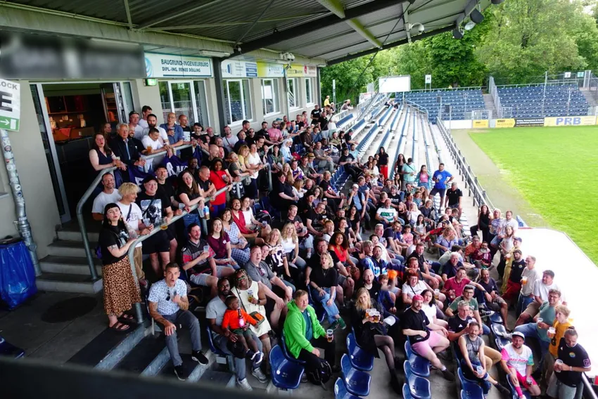 Gruppenbild der Gäste der großen Feier